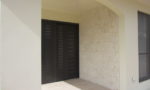 玄関ポーチ壁・琉球石灰岩方形貼り(300×600×30)